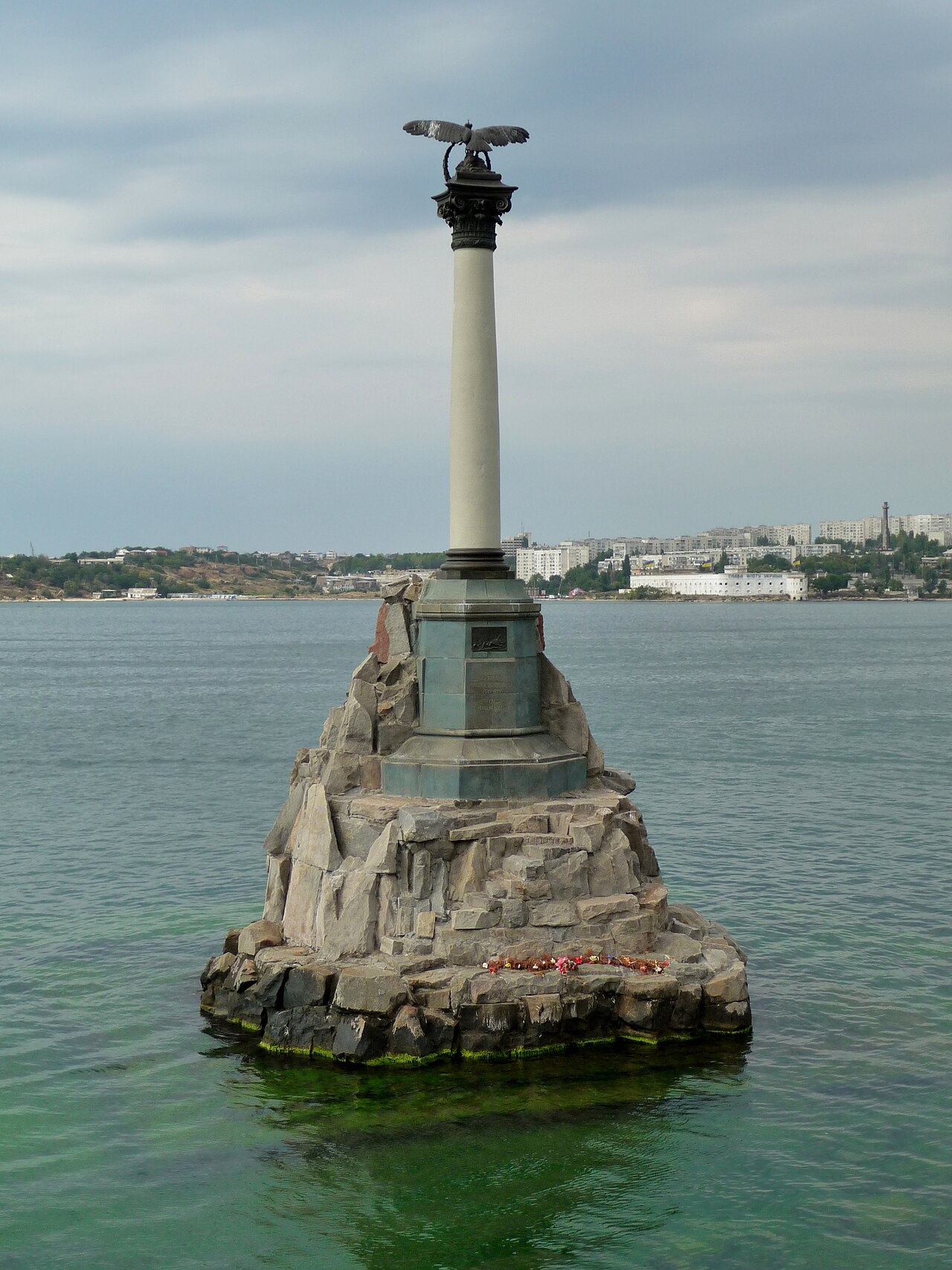 Памятник затопленным кораблям